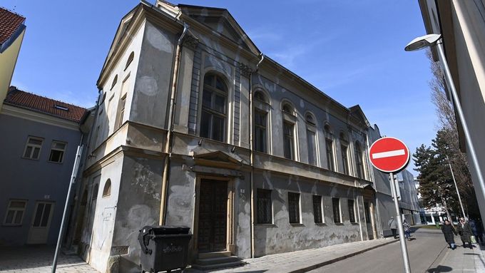 Prostějovská synagoga léta chátrala. Teď ji majitelé prodávají přes realitku
