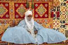 Kano, Nigérie: Emír Muhammadu Sanusi II. přijímá stížnosti i podněty během tradičního zasedání rady ve svém paláci, kde se mísí historie s aktuálními problémy města.