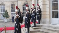 Hned po příletu vyrazil premiér směrem k paláci Matignon, sídlu francouzského premiéra Francois Fillona. Čestná stráž před Matignonem očekává Nečase. Muže s charakteristickými uniformami měl Nečas potkat v Paříži ještě jednou - u prezidenta Nicolase Sarkozyho.