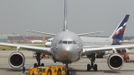 An Aeroflot Airbus A330 plane heading to the Cuban capital Havana is taxied at Moscow's Sheremetyevo airport June 27, 2013. A Russian passenger plane left Moscow for Havana on Thursday without any sign of former U.S. spy agency contractor Edward Snowden on board, witnesses said. REUTERS/Alexander Demianchuk (RUSSIA - Tags: POLITICS SOCIETY TRANSPORT) Published: Čer. 27, 2013, 11:23 dop.