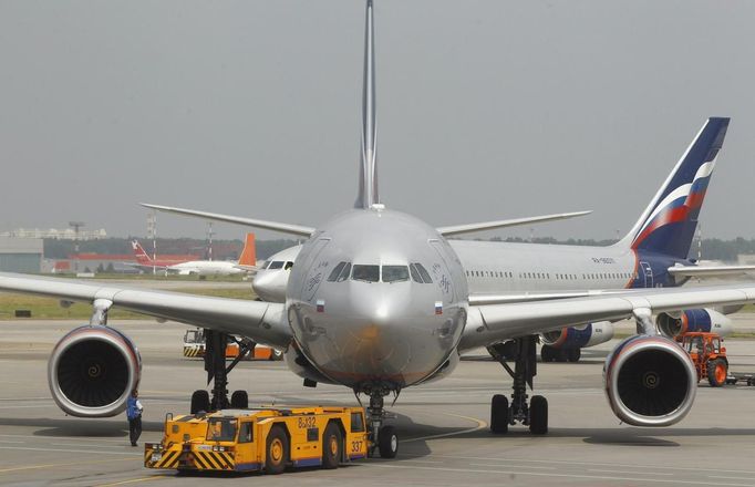 An Aeroflot Airbus A330 plane heading to the Cuban capital Havana is taxied at Moscow's Sheremetyevo airport June 27, 2013. A Russian passenger plane left Moscow for Havana on Thursday without any sign of former U.S. spy agency contractor Edward Snowden on board, witnesses said. REUTERS/Alexander Demianchuk (RUSSIA - Tags: POLITICS SOCIETY TRANSPORT) Published: Čer. 27, 2013, 11:23 dop.