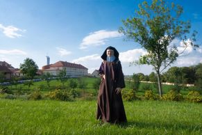 Šest let na traktoru a v bahně. Sestry dostavěly klášter u Prahy, práce ale nekončí