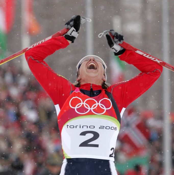 Kateřina Neumannová slaví zlatou medaili na olympiádě v Turíně 2006.