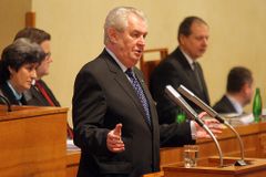 Zeman mění Ústavní soud, chce rádce Havlových soudců