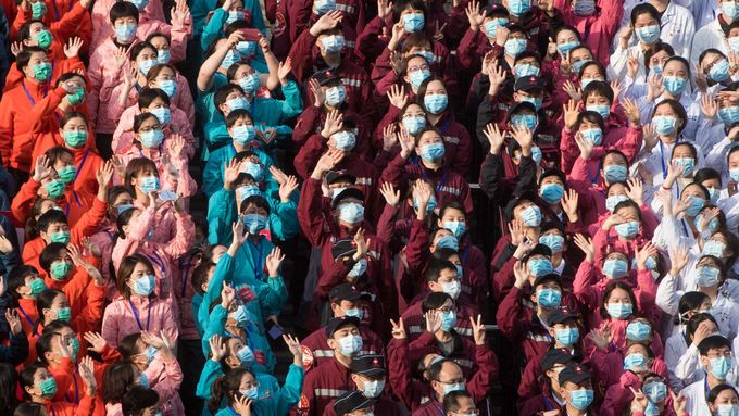 10. březen. Na propagandistické fotografii zdravotníci z Wu-chanu slaví uzavření dočasných nemocnic postavených kvůli covidu-19. Ve světě pandemie teprve začíná.