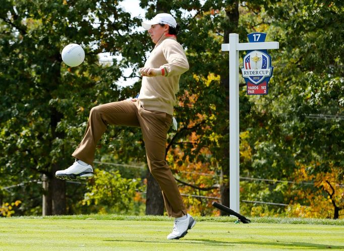 Severoirský golfista Rory McIlroy si kope se zvětšeninou golfového míčku před zahájením 39. Ryder Cupu v americkém Medinahu.