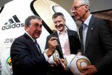 Perreira, Heiner a Beckenbauer společně představují Jobulani.