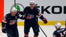 MS 2015, USA-Finsko: Matt Hendricks (23), Dylan Larkin (uprostřed) a Dan Sexton slaví gól