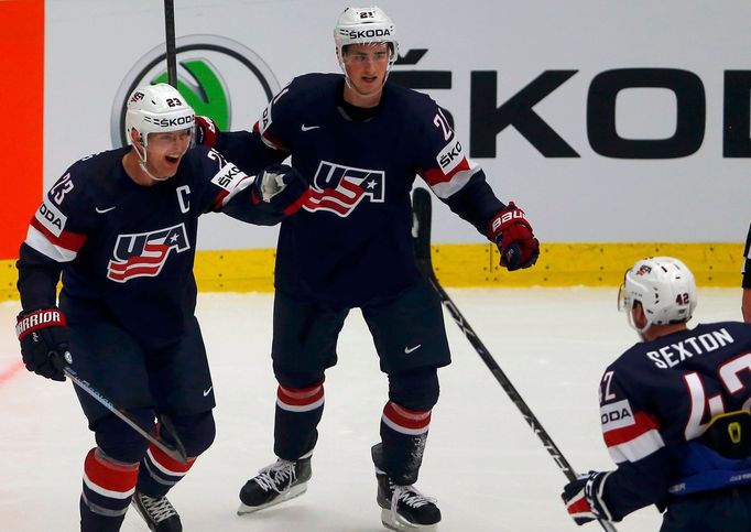 MS 2015, USA-Finsko: Matt Hendricks (23), Dylan Larkin (uprostřed) a Dan Sexton slaví gól