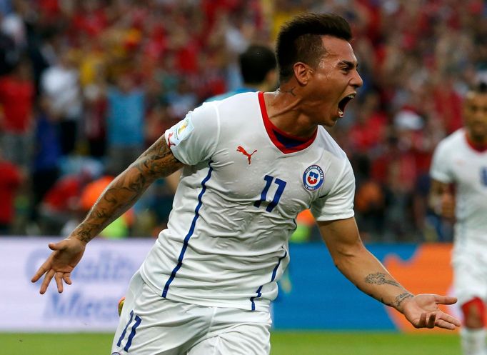 Chile's Eduardo Vargas celebrates scoring a goal during the 2014 World Cup Group B soccer match against Spain at the Maracana stadium in Rio de Janeiro June 18, 2014. REU