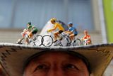 Fanoušek Tour de France s originálním kloboukem