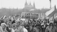 25. listopadu 1989. Do Prahy od brzkého rána přijíždějí davy lidí z celé republiky. K demonstraci se přidaly také tisíce poutníků, kteří se přijeli zúčastnit svatořečení Anežky České.