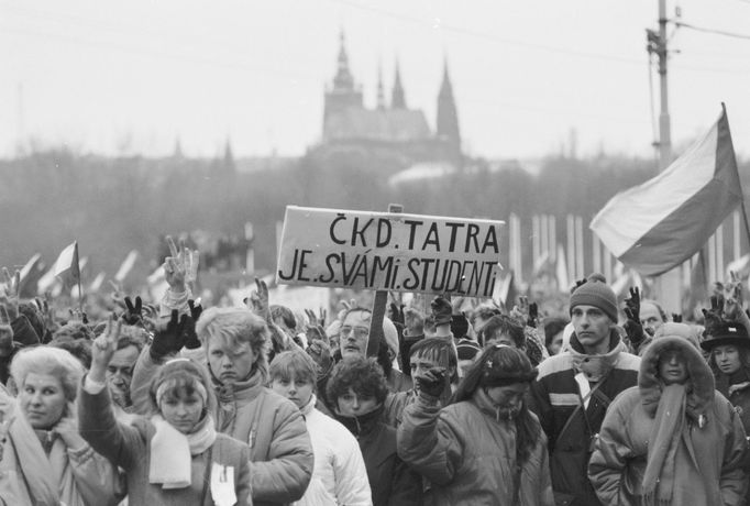 Demonstrace na Letné v Praze. 25. 11. 1989.