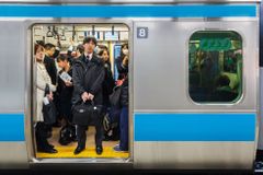 Vlak v Japonsku vyjel opět o 25 sekund dříve. Dráhy se omluvily, přestože na nástupišti nikdo nestál