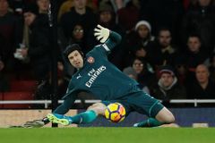 Arsenal ztratil vedení nad Chelsea, aspoň bod mu ale v nastavení zachránil Bellerin