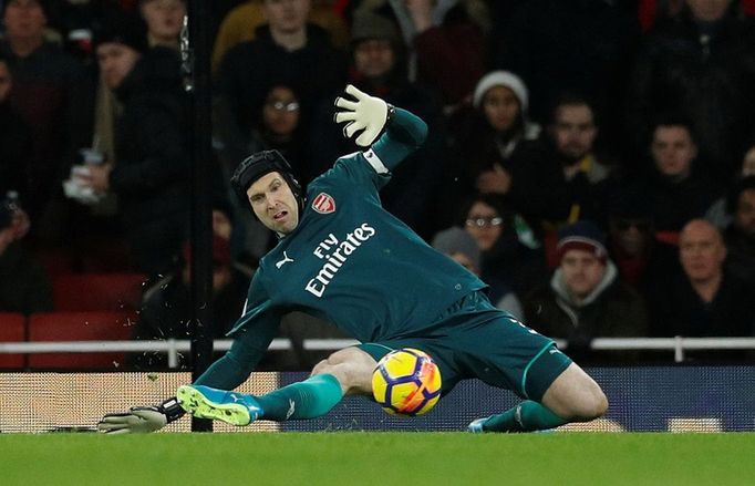 Petr Čech zasahuje v utkání Premier League Arsenal vs. Chelsea