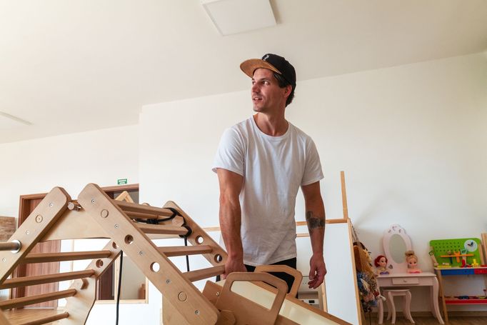 Než se začal věnovat dětskému nábytku, jeho snem bylo vyrábět skateboardy.