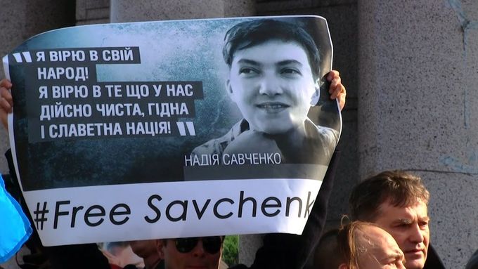 Několik stovek lidí demonstrovalo v neděli před ruskou ambasádou v Kyjevě. Dav se dožadoval propuštění letkyně Nadiji Savčenkové.