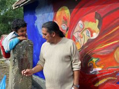 Místnímu umělci Janosu Horváthovi pomáhají s malováním domů i děti