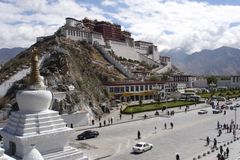 V Tibetu už je víc turistů než místních obyvatel