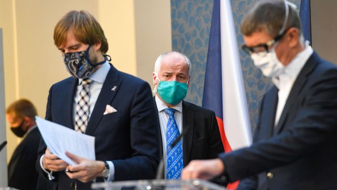 Ministr zdravotnictví Adam Vojtěch (za ANO), hlavní epidemiolog Roman Prymula, premiér Andrej Babiš (ANO).