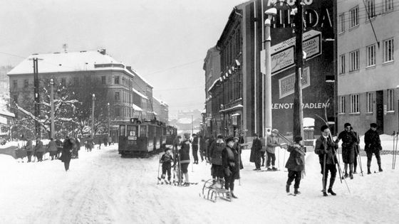 Snímky z vánočního Československa. Pošta plná balíků v roce 1936 i sáňkaři v ulicích