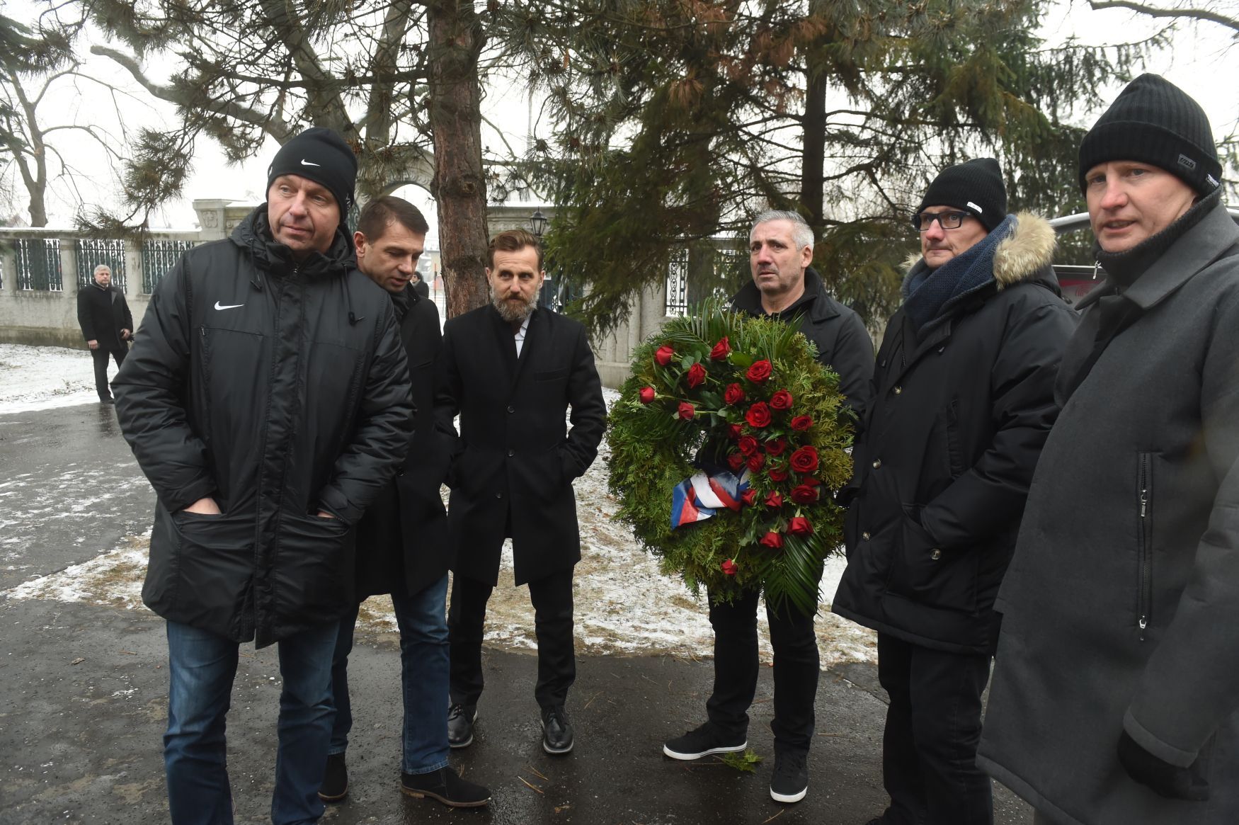 Pohřeb Pavla Srníčka: Miroslav Kadlec, Pavel Kuka, Karel Poborský, Ladislav Maier, Luboš Kubík a Radek Bejbl
