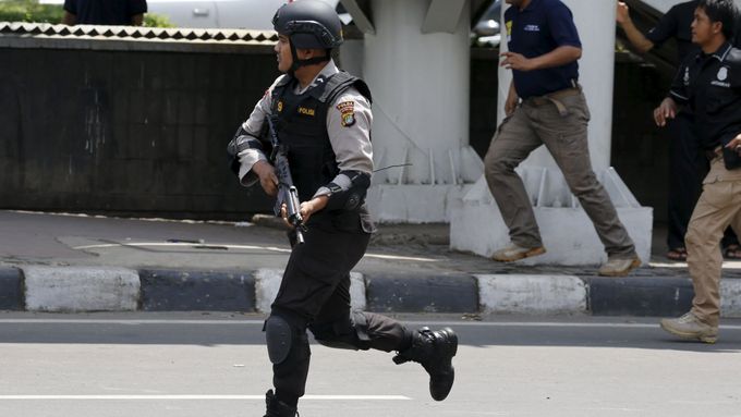 Obrazem: V Jakartě útočili islamisté, zabili nejméně šest lidí. Ulicemi zněly výbuchy i střelba