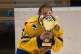 Trofej pro šampiona si takto převzal Lucas Wallmark, kapitán Tre Kronor.