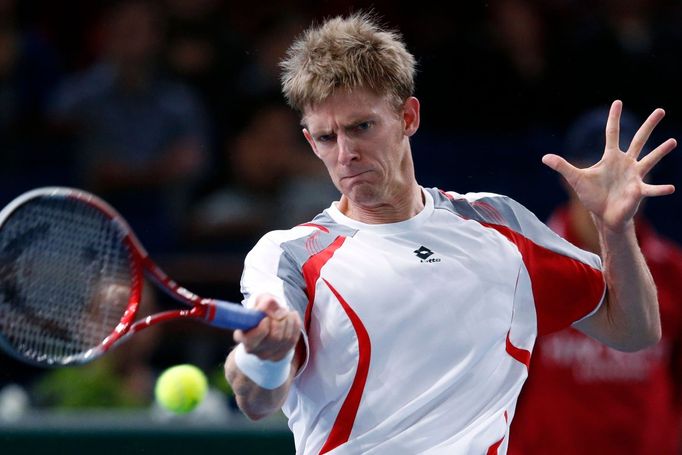 Jihoafrický tenista Kevin Anderson v utkání pařížského turnaje Masters 2012 proti Čechovi Tomáši Berdychovi.