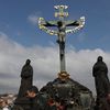Reliéfy z Karlova mostu letí do Šanghaje