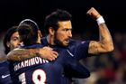 Paris St. Germain udeřil už v desáté minutě z kopačky Ezequiela Lavezzi (vlevo). Vedle něj poprvé vidíte nešťastného hrdinu zápasu Zlatana Ibrahimoviče....