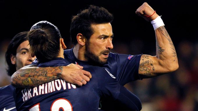 Zlatan Ibrahimovič objímá Ezequiela Lavezziho. Pařížané dokázali zvítězit ve Valencii.