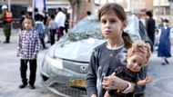 Haifa, Izrael: holčička se svojí panenkou na místě dopadu rakety po íránském útoku na Izrael.