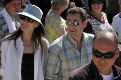 Sarkozy se v únoru znovu ožení. Francouzi ale nejásají