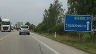 Silnice 1. třídy číslo 34 je významný tah, který spojuje Jihočeský kraj s Pardubickým a vede přes Vysočinu. V současnosti je její úsek mezi Jindřichovým Hradcem a Českými Budějovicemi s osmi oficiálně oznámenými omezeními a uzavírkami společně se silnicí mezi Znojmem a Jihlavou "nejrozkopanějším" v ČR. Jelikož je ale kratší než zmíněná silnice z Jihlavy, patří nelichotivý primát právě jí.