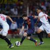 Fotbalista Barcelony Lionel Messi probíhá mezi Tomasem Albertem Boatiou a Hedwigesem Madurem a  v utkání španělské La Ligy 2012/13 se Sevillou.