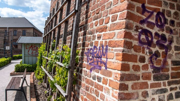 V historickém centru Hradce Králové řádil vandal, posprejoval i cihlovou hradební zeď