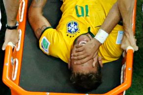 FOTO Brazílie přišla o Neymara, Němcům fandily nudistky