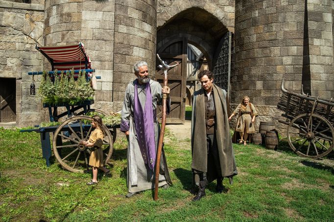 Roman Zach jako Archivald a Cyril Dobrý coby Mertur ve filmu Zrození alchymistky.