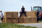 Francouzští farmáři zablokovali 187. kilometrů před cílem etapy prostřednictvím balíků slámy silnici, po které měl projet peloton.