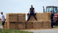 Francouzští farmáři zablokovali 187. kilometrů před cílem etapy prostřednictvím balíků slámy silnici, po které měl projet peloton.