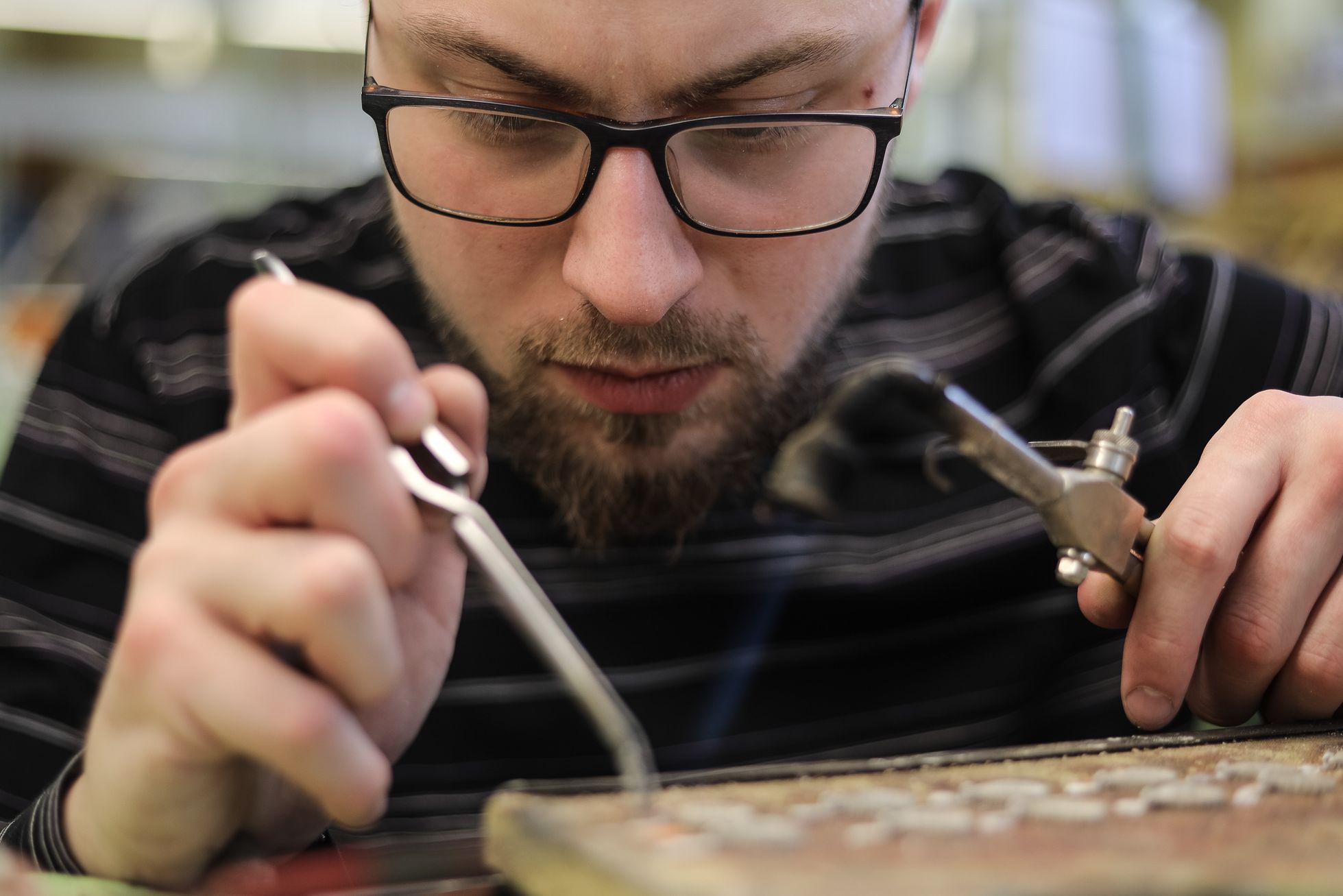 Výroba šperků z granátů, firma Granát Turnov