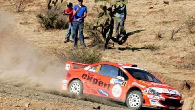 Henning Solberg spolu se spolujezdcem Cato Menkerudem s Peugeotem 307 WRC na trati Mexické rallye.