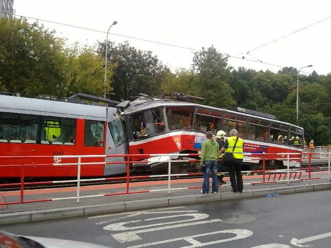 Srážka tramvají na Plzeňské ulici v Praze 5. Řidič jedné ze souprav nehodu nepřežil.