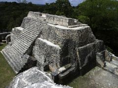 mayský chrám v Belize