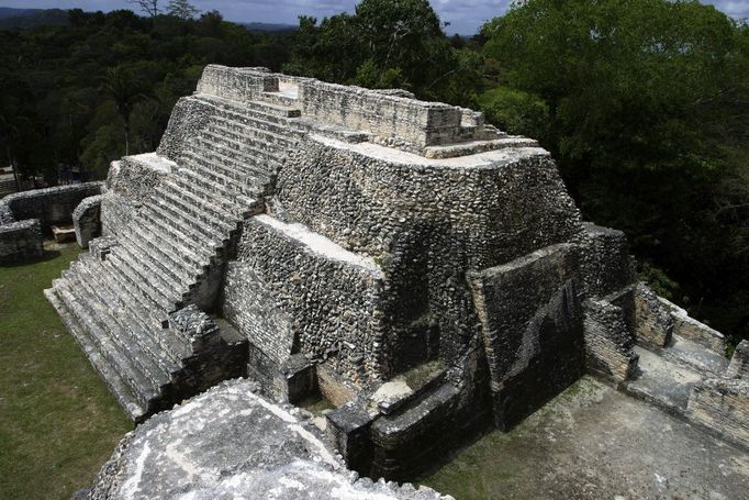 mayský chrám v Belize