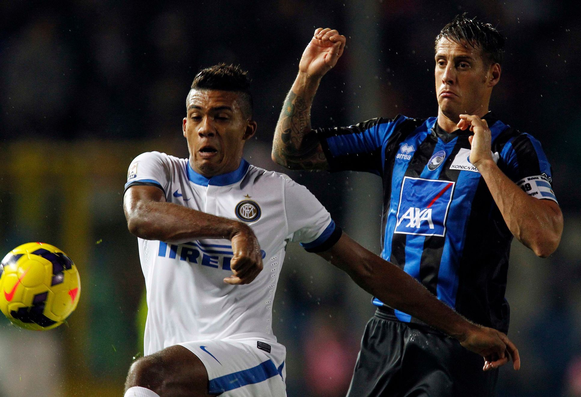 Juan Jesus a German Denis bojují o míč v zápase Bergamo - Inter Milán
