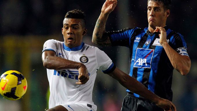 Juan Jesus a German Denis bojují o míč v zápase Bergamo - Inter Milán